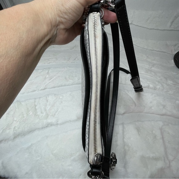 Michael Kors Jet Set Charm Medium Top Zip Pochette Crossbody Bag – Vanilla/Black - Picture 10 of 13